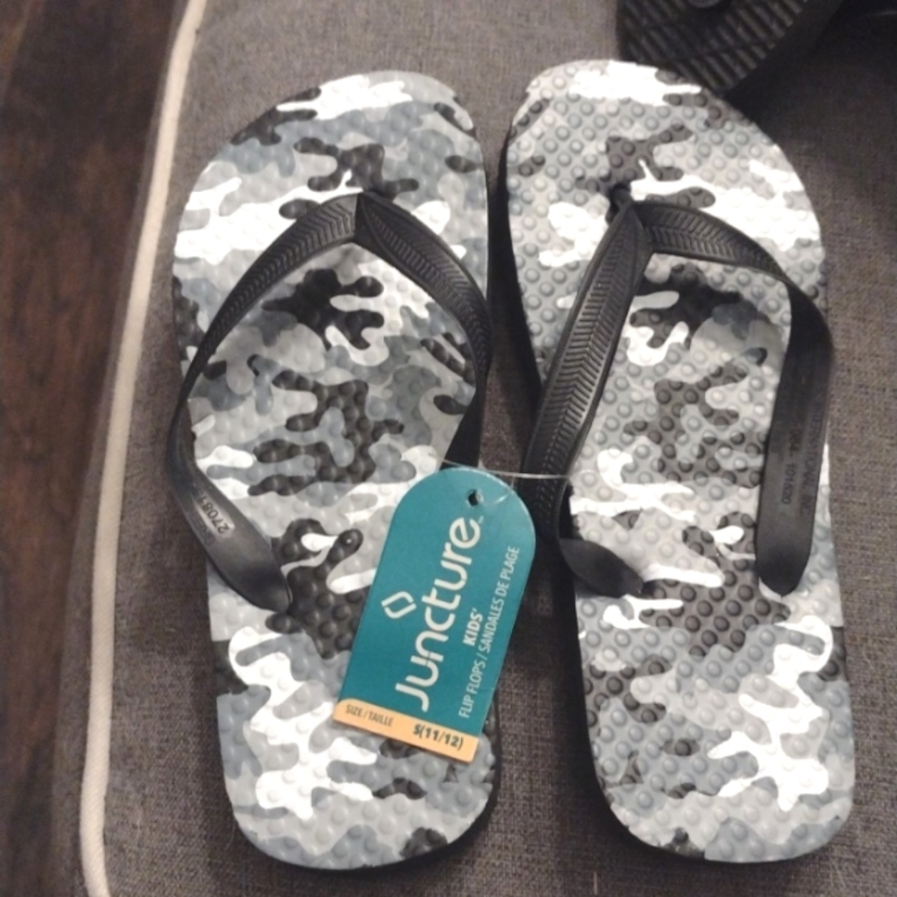 Boys Juncture Kids Flip Flop/ Sandals size S(11/12).